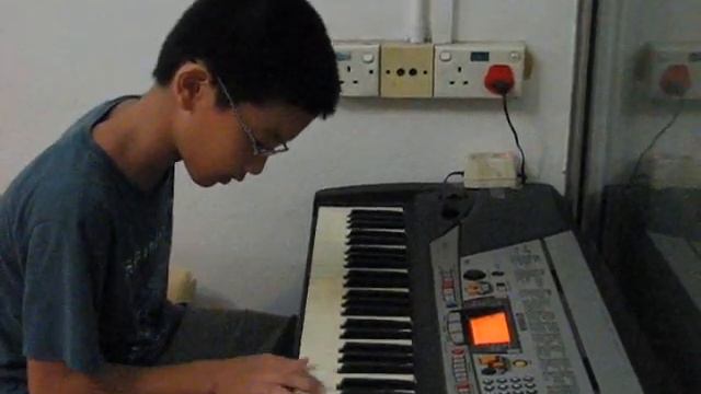 Theophilus playing on the old Yamaha PSR-GX76 смотреть онлайн