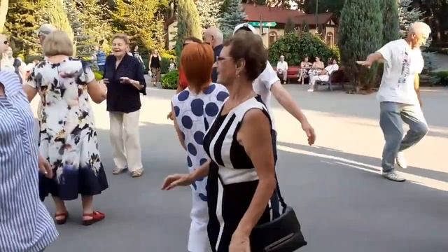 НУЖНО СЛУШАТЬ СВОЕ СЕРДЦЕ! ТАНЦЫ В ПАРКЕ ГОРЬКОГО ХАРЬКОВ смотреть онлайн