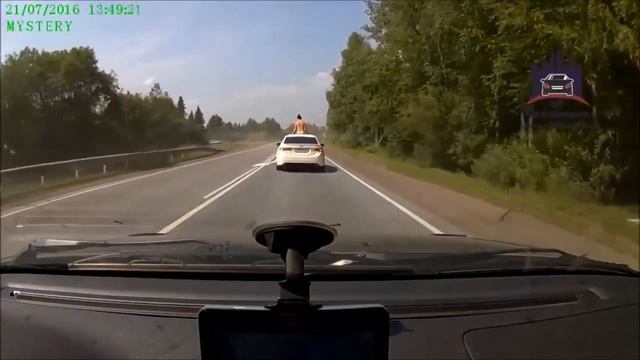 Девушка решила порадовать водителей смотреть онлайн