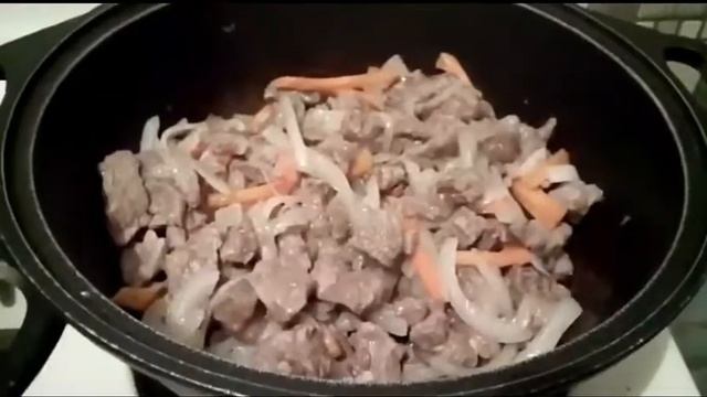 Говядина, тушенная с луком и морковью смотреть онлайн