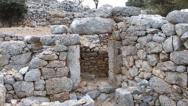 Крит. На развалинах древнего города. Автор И. Чурганов.