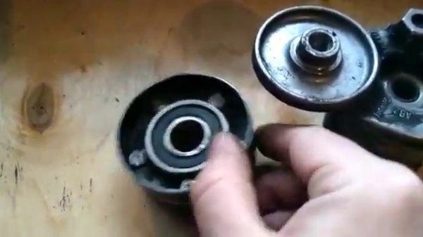 Мой Дастер. Замена подшипника в ролике натяжителя ремня вспомогательных агрегатов