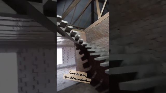 Бетонная лестница на боковом пристенном косоуре #spiralstairs #construction #concretesteps #beton смотреть онлайн