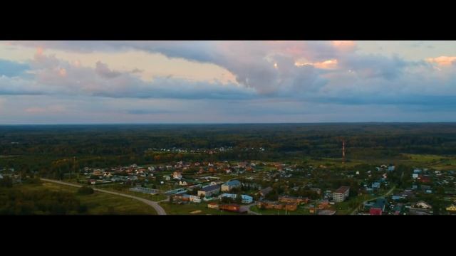 Вечерний закат солнца в деревне в Подмосковье. Видео снято с дрона DJI. смотреть онлайн