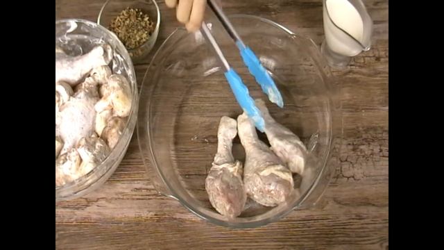 ЗАПЕЧЁННАЯ КУРИЦА / ГОЛЕНЬ В ДУХОВКЕ . Рецепт запечённой в духовке курицы с грибами и орехом. смотреть онлайн