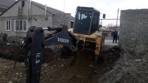 Машинист экскаватора 79 уровня,  первый раз выезжает из котлована