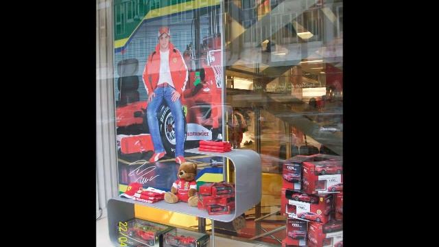 Ferrari store Milan 2010 + Black Ferrari 430 смотреть онлайн