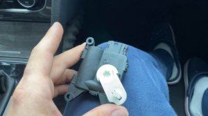 Ремонт заслонок климат-контроля Volkswagen Passat. Одна половина дует холодным, а вторая - горячим