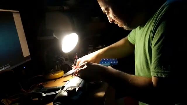 Замена кнопки в перфораторе Makita HR2455 смотреть онлайн