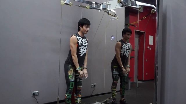 Разгибания рук в тренажере Kinesis. Упражнения для рук | Запишись на пробное занятие с тренером смотреть онлайн