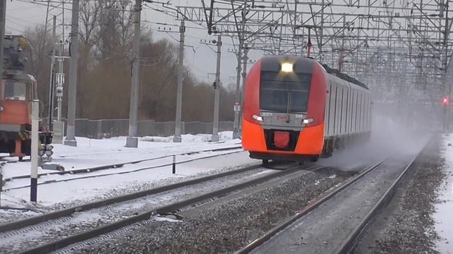 ласточка эс2гп-009 летит в Москву 132км\ч через станцию славянка смотреть онлайн