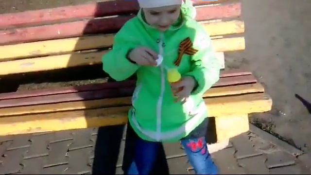 Кормим голубей и рисуем мелками на асфальте смотреть онлайн