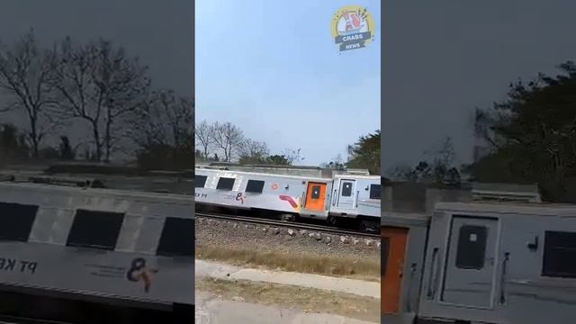 В Индонезии пассажирский поезд сошел с рельсов