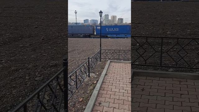 Памятник поезду. Залез под поезд.