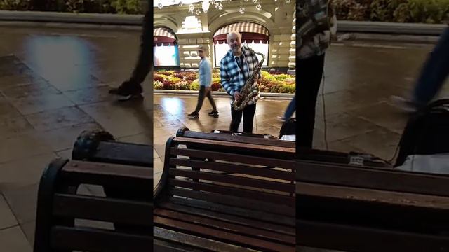 Саксофонист на Никольской исполняет 