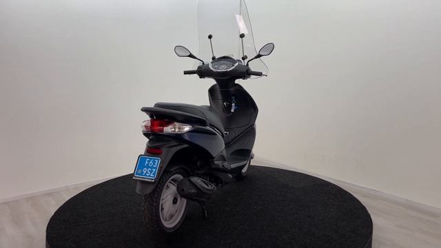 Piaggio New Fly Midnight Blue 25km bj: 2014 4000 km tweedehands scooter bij Sunder Bromfietsen смотреть онлайн