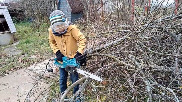 Как пилить деревья электропилой Макита смотреть онлайн