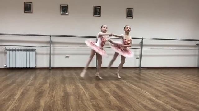 Пиццикато из балета «Сильвия» Комп. Л.Делиб.Академия балета Вяхиревых. Зюзина Алена, Василенко Софи смотреть онлайн