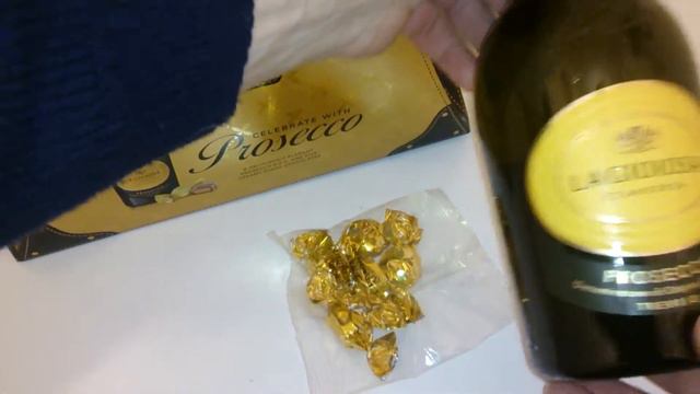 MAKE A GIRL HAPPY!  PROSECCO  CHOCOLATES Gift La Gioiosa Prosecco Et Amorosa Treviso Brut 11%