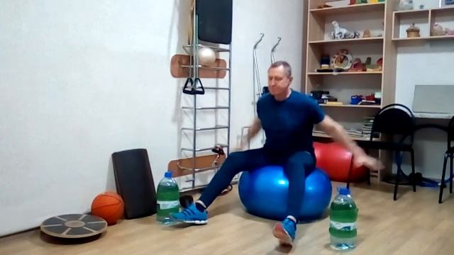 Умный фитнес 3D. Занимаемся дома с мячом и гантелями.Фитбол. смотреть онлайн