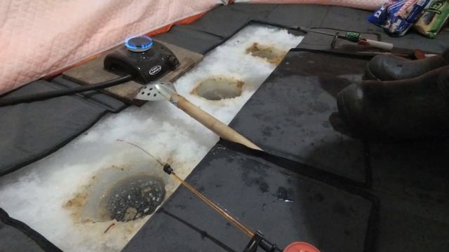 Зимняя рыбалка на карася! Вечерний клёв карася. Рыбалка на отвалах! смотреть онлайн