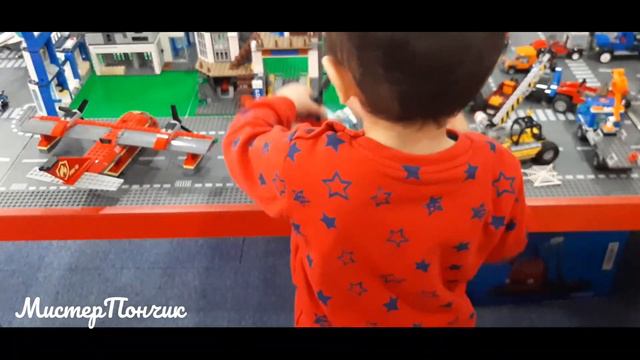 Машинки лего Игра в детской комнате Игрушки конструкторы смотреть онлайн