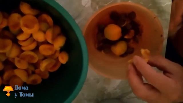 Очень простой способ вытащить косточки из абрикоса! смотреть онлайн