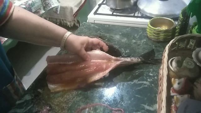 Бойтесь ЖЕНЩИНУ с НОЖОМ⚔️. Чистит ЩУКУ ?так, что ЧЕШУЯ кругом. смотреть онлайн