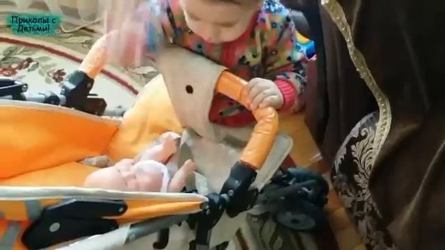 Малышка и Пупс на Коляске! The Baby And Baby Doll On The Carriage!