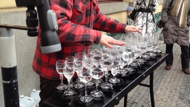 Street artist playing Hallelujah with crystal glasses смотреть онлайн