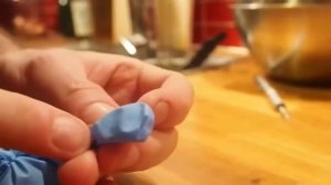 Поляк делает жопу из резиновой перчатки , смешной голос, смешная озвучка, прикол. Яка дупа.