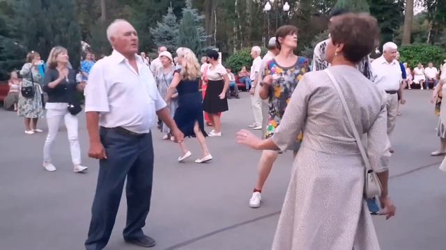 БУДУ Я САДОВНИКОМ В САДУ ЛЮБВИ! ТАНЦЫ В ПАРКЕ ГОРЬКОГО ХАРЬКОВ СЧАСТЛИВЫЕ ДНИ смотреть онлайн