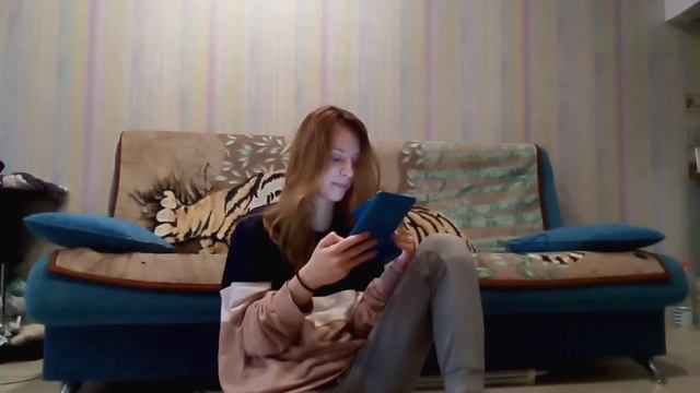 сижу на полу и читаю первую главу своей книги смотреть онлайн