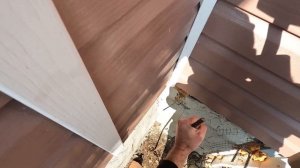 Забиваю арматуру в грунт для заземления розетки в гараже