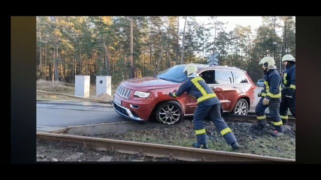 257. Как в Латвии работают пожарные спасательные службы. Машина застряла нажелезной дороге. смотреть онлайн