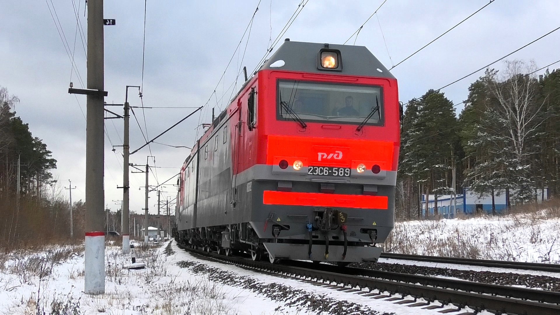 2ЭС6-589 "Синара" с грузовым поездом и приветливой бригадой смотреть онлайн