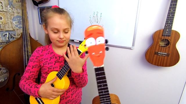 Квадроух и Полина дают 4 урок для детей по игре на укулеле. Упражнение "Весёлый паучок" смотреть онлайн