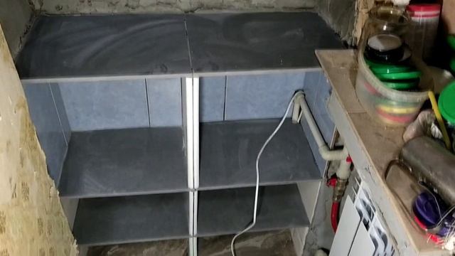 @0212 Убрал провода от столба в короб на фасаде. Закончил клеить обувные полки из керамогранита. смотреть онлайн