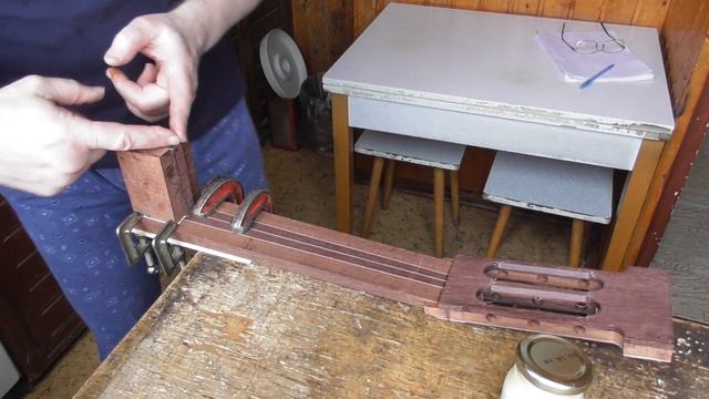 Приклеивание пятки на шейку грифа(видео №531). смотреть онлайн