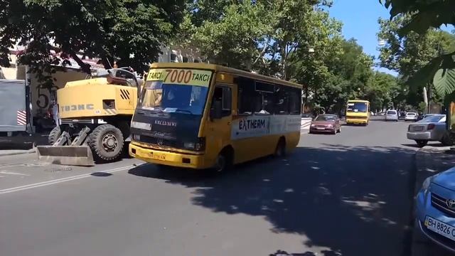 В центре Одессы машины носятся по встречке из-за ремонта дороги смотреть онлайн