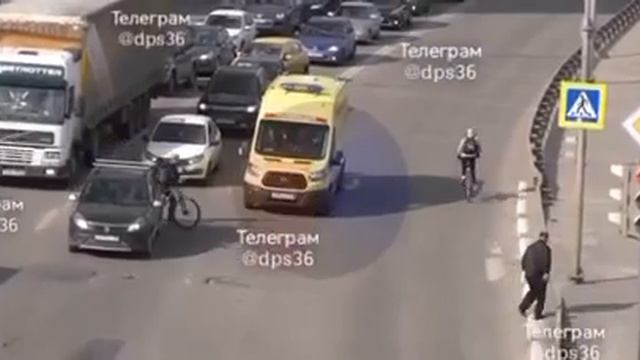 Реакция водителя скорой на велосипедистов смотреть онлайн