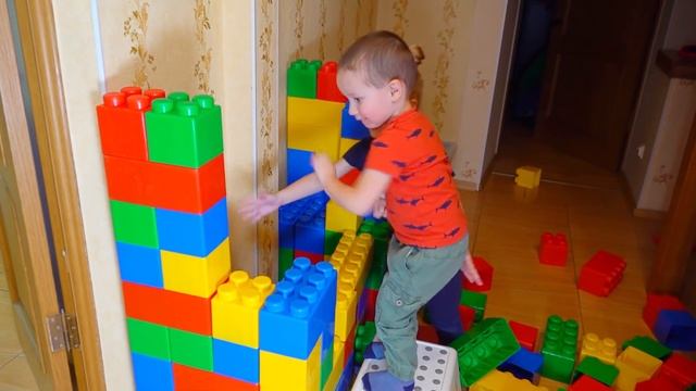 Малыш играет в экскаватор и трактор. Видео для детей. смотреть онлайн