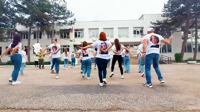 Танец - подарок от родителей - выпускникам смотреть онлайн