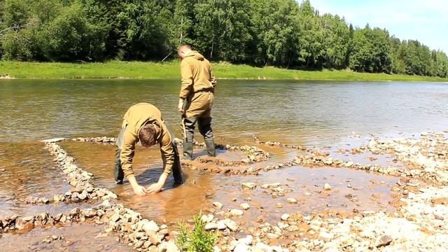 ЛОВУШКА ДЛЯ РЫБЫ - КАМЕННЫЙ ЛАБИРИНТ | Primitive Stone Fish Trap смотреть онлайн
