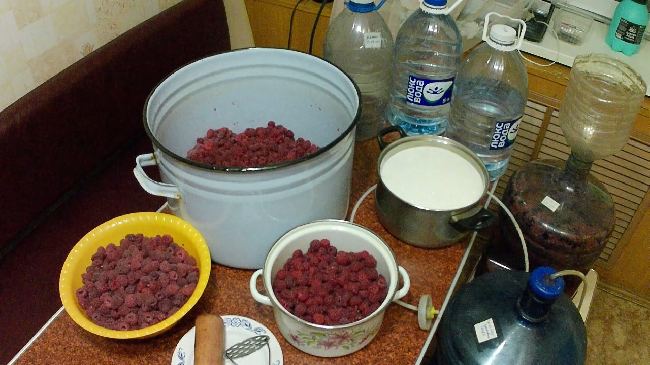 Домашнее вино. Рецепты приготовления ягодного вина из чёрной смородины, малины, крыжовника, клубники смотреть онлайн