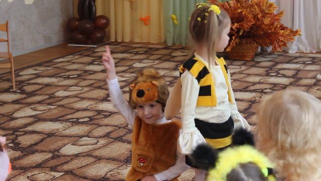 Танец ежиков - Сашенька и пчел.В детском саду. смотреть онлайн
