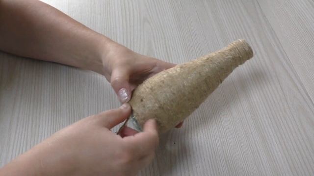 КАК СДЕЛАТЬ ВАЗУ своими руками // ИДЕЯ декора бутылки // ПОДЕЛКИ из ДЖУТА смотреть онлайн
