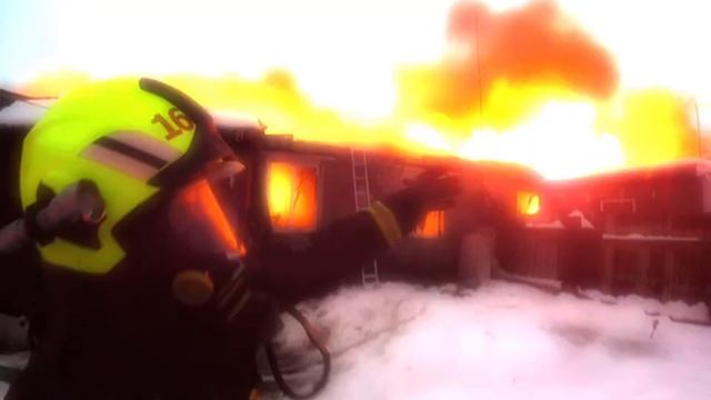 Глазами МЧС_ полыхает дом, тушение пожара при -28 градусах на улице смотреть онлайн