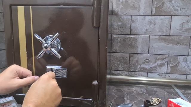 Как открыть сейф без ключа смотреть онлайн