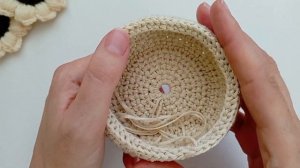 Вяжем крючком корзинку с салфетками❤️?Подставка под горячее/салфетка с цветочной обвязкой? Crochet